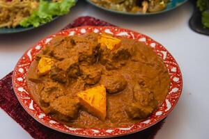 genieten de voortreffelijk lam of rundvlees kerrie rendang, klaar naar worden genoten Aan eid al-adha, vastleggen de essence van viering in een perfect foto, presentatie van culinaire meesterschap en feestelijk toegeeflijkheid foto