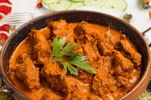 genieten de voortreffelijk lam of rundvlees kerrie rendang, klaar naar worden genoten Aan eid al-adha, vastleggen de essence van viering in een perfect foto, presentatie van culinaire meesterschap en feestelijk toegeeflijkheid foto