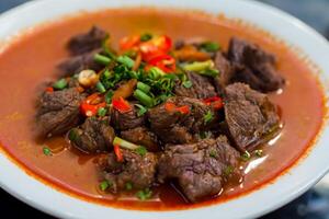 genieten de voortreffelijk lam of rundvlees kerrie rendang, klaar naar worden genoten Aan eid al-adha, vastleggen de essence van viering in een perfect foto, presentatie van culinaire meesterschap en feestelijk toegeeflijkheid foto