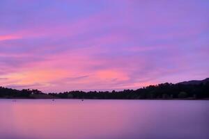 sereen wateren een zalig reflectie van een mooi pastel meer en lucht, waar kalmte voldoet aan van de natuur palet, creëren een harmonisch oase van zacht tinten en etherisch schoonheid foto