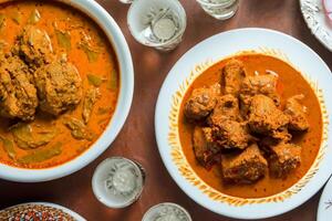 genieten de voortreffelijk lam of rundvlees kerrie rendang, klaar naar worden genoten Aan eid al-adha, vastleggen de essence van viering in een perfect foto, presentatie van culinaire meesterschap en feestelijk toegeeflijkheid foto