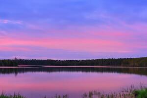 sereen wateren een zalig reflectie van een mooi pastel meer en lucht, waar kalmte voldoet aan van de natuur palet, creëren een harmonisch oase van zacht tinten en etherisch schoonheid foto