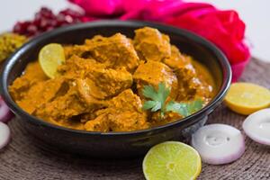 genieten de voortreffelijk lam of rundvlees kerrie rendang, klaar naar worden genoten Aan eid al-adha, vastleggen de essence van viering in een perfect foto, presentatie van culinaire meesterschap en feestelijk toegeeflijkheid foto