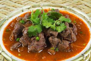 genieten de voortreffelijk lam of rundvlees kerrie rendang, klaar naar worden genoten Aan eid al-adha, vastleggen de essence van viering in een perfect foto, presentatie van culinaire meesterschap en feestelijk toegeeflijkheid foto