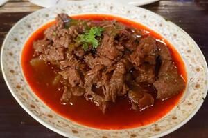 genieten de voortreffelijk lam of rundvlees kerrie rendang, klaar naar worden genoten Aan eid al-adha, vastleggen de essence van viering in een perfect foto, presentatie van culinaire meesterschap en feestelijk toegeeflijkheid foto