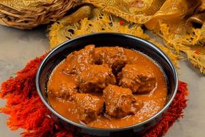 genieten de voortreffelijk lam of rundvlees kerrie rendang, klaar naar worden genoten Aan eid al-adha, vastleggen de essence van viering in een perfect foto, presentatie van culinaire meesterschap en feestelijk toegeeflijkheid foto