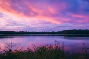 sereen wateren een zalig reflectie van een mooi pastel meer en lucht, waar kalmte voldoet aan van de natuur palet, creëren een harmonisch oase van zacht tinten en etherisch schoonheid foto