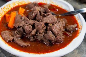 genieten de voortreffelijk lam of rundvlees kerrie rendang, klaar naar worden genoten Aan eid al-adha, vastleggen de essence van viering in een perfect foto, presentatie van culinaire meesterschap en feestelijk toegeeflijkheid foto