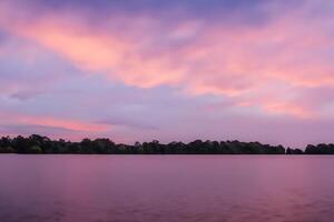 sereen wateren een zalig reflectie van een mooi pastel meer en lucht, waar kalmte voldoet aan van de natuur palet, creëren een harmonisch oase van zacht tinten en etherisch schoonheid foto