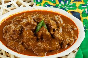 genieten de voortreffelijk lam of rundvlees kerrie rendang, klaar naar worden genoten Aan eid al-adha, vastleggen de essence van viering in een perfect foto, presentatie van culinaire meesterschap en feestelijk toegeeflijkheid foto