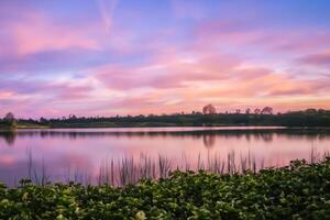 sereen wateren een zalig reflectie van een mooi pastel meer en lucht, waar kalmte voldoet aan van de natuur palet, creëren een harmonisch oase van zacht tinten en etherisch schoonheid foto