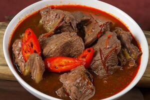 genieten de voortreffelijk lam of rundvlees kerrie rendang, klaar naar worden genoten Aan eid al-adha, vastleggen de essence van viering in een perfect foto, presentatie van culinaire meesterschap en feestelijk toegeeflijkheid foto