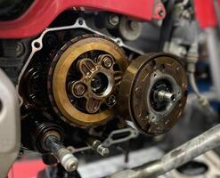 onderhoud van motorfiets motor koppeling systeem. reparatie en onderhoud motorfiets concept. foto