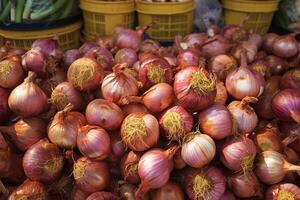 ai gegenereerd aambeien van sjalotten vers produceren tentoongesteld Bij een traditioneel markt foto