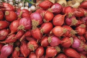 ai gegenereerd aambeien van sjalotten vers produceren tentoongesteld Bij een traditioneel markt foto