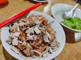 authentiek Aziatisch keuken - kom van noodle met kip soep foto