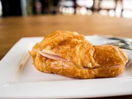 ham kaas croissant geserveerd op tafel. foto