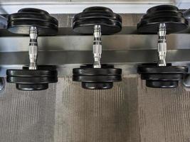 dumbbell set links op de rekken. foto