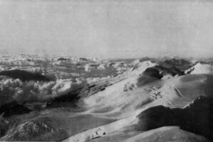 zee van wolken tussen de pieken van hoog bergen, wijnoogst gravure. foto