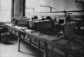 moffel ovens in een modern laboratorium, wijnoogst gravure. foto