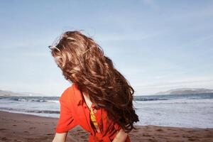 glimlachen vrouw genieten van vrijheid en vreugde Aan de strand, omringd door van de natuur schoonheid foto