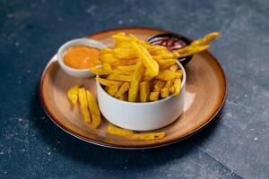 krokant Frans Patat of aardappel chips met mayo dip en tomaat saus geserveerd in een bord kant visie visie foto