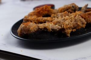 krokant kip Vleugels met tomaat saus en mayo dip geïsoleerd Aan snijdend bord kant visie van Fast food foto