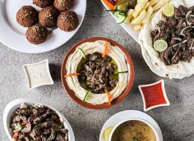 geassorteerd Arabisch voedsel falafel, lam shoarma schotel, linze soep, lam hummus Laham, rundvlees fattoush bil laham geserveerd in schotel geïsoleerd Aan achtergrond top visie van Arabisch snel voedsel foto