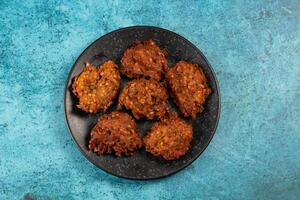 Indisch pittig groente pakora of pakoda geserveerd in schotel geïsoleerd Aan tafel top visie foto