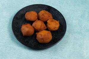 diep gebakken aardappel karbonade geserveerd in een schotel geïsoleerd Aan tafel kant visie foto