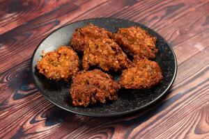 Indisch pittig groente pakora of pakoda geserveerd in schotel geïsoleerd Aan tafel top visie foto