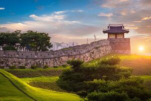 hwaseong vesting in zonsondergang, traditioneel architectuur van Korea Bij suwon, zuiden Korea. foto