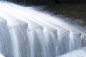 een zuiver wit waterval achtergrond gevormd in de rivier- door controleren dam foto