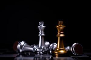 gouden en zilveren koningsschaak staat als laatste op het schaakbord, concept van succesvol zakelijk leiderschap, confrontatie en verlies foto