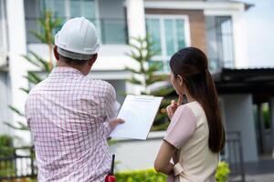 senior huis inspecteur legt uit inspectie resultaten met huiseigenaar, klusjesman Holding klembord en na controle details voordat renovaties huis, huis verbetering interieur, interieur ontwerp echt landgoed foto