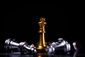 gouden koningsschaak staat als laatste in het schaakbord, concept van succesvol zakelijk leiderschap foto