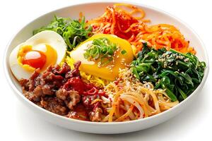 ai gegenereerd Bibimbap geserveerd Aan een bord geïsoleerd Aan wit achtergrond foto