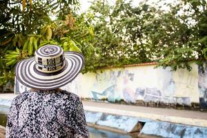 senior vrouw toerist Bij de macondo lineair park in aracataca de geboorteplaats van de Colombiaanse literatuur nobel prijs Gabriel garcia marquez foto