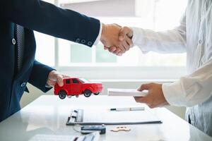 auto dealers zijn aanbieden promoties naar klanten en berekenen de kosten van leasing een nieuw ev auto. kopers hebben Akkoord naar huurkoop ev auto's van dealers omdat ze zijn kostenefficiënt. foto