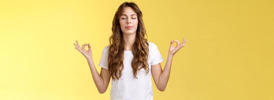 geest vraagt zich af weg problemen. meisje om zingen meditatie dichtbij ogen glimlachen verheugd gevonden vrede ontspanning gevoel opgelucht ademen boeddhistisch praktijk handen zijwaarts mudra lotus houding Doen yoga foto