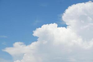 blauwe hemelachtergrond met kleine wolken foto