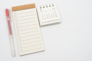 blanco controleren lijst of leeg klein kladblok met checkbox en gemakkelijk bureau kalender voor juni 2024. blanco checklist voor tekst. kopiëren ruimte. foto