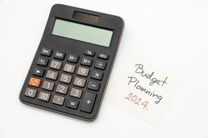 begroting planning 2024 tekst bericht met rekenmachine. begroting planning concept. foto