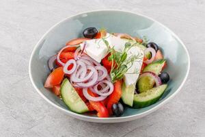Grieks salade Aan een steen achtergrond studio voedsel foto 1