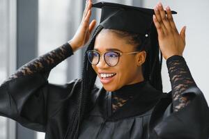 gelukkig Afrikaanse Amerikaans vrouw leerling met diploma Bij diploma uitreiking foto