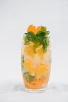 fruitcocktail op een witte achtergrond foto