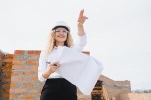 portret van zelfverzekerd vrouw bouw arbeider Bij bouw plaats foto