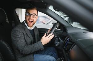 zijn waar liefde. portret van een volwassen Mens glimlachen gelukkig zittend in een merk nieuw auto foto