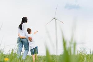 alternatief energie, wind boerderij en gelukkig tijd met uw familie. gelukkig moeder Aan de weg met zijn zoon Aan vakantie en ontsnappen naar natuur. foto