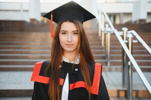 vrouw portret Aan haar diploma uitreiking dag. Universiteit. opleiding, diploma uitreiking en mensen concept. foto